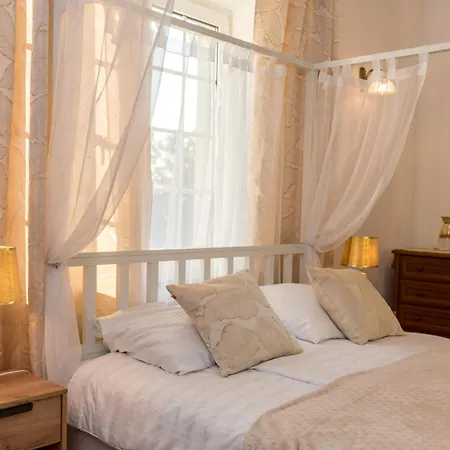 Well Clinic Medicine Estetic & Guest house *